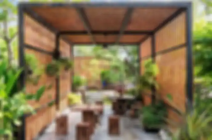 Taman tropis berkarakter alami, mengedepankan tampilan natural.