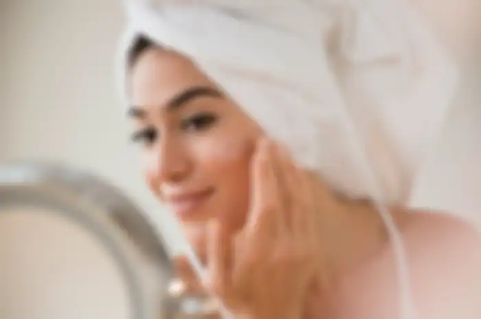 Ilustrasi memakai skincare malam