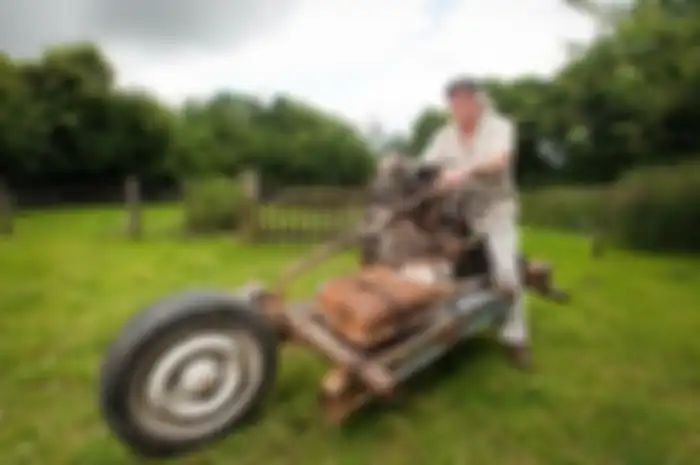 emile leray dengan motor yang dibuat dari mobil