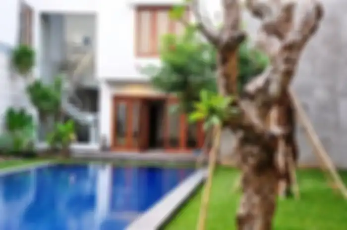 Kolam renang di rumah Stefan William