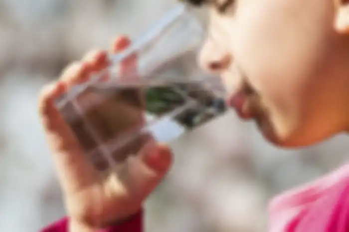 Ilustrasi minum air putih