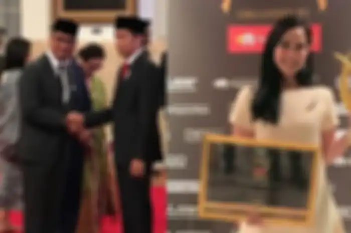 Presiden Joko Widodo memberikan selamat kepada Agus Gumiwang Kartasasmita yang baru saja dilantik menjadi Menteri Sosial menggantikan Idrus Marham di Istana Negara Jakarta, Jumat (24/8/2018). Loemongga Haoemasan (kanan) istri dari Agus Gumiwang.