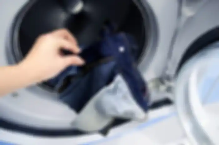 Suhu tinggi bisa membuat denim mengerut, karena itu sangat tidak disarankan menaruh denim di mesin pengering. Sebaiknya gantung jeans di tempat yang tidak terkena sinar matahari langsung dan angin-anginkan.