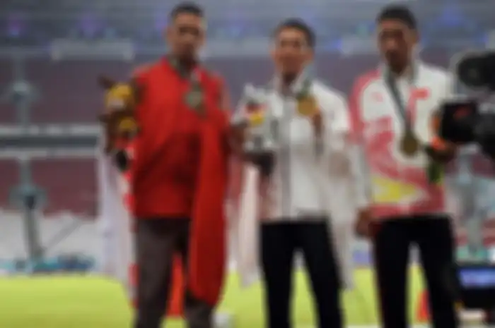 Atlet Jepang Hiroto Inoue (tengah), Elhassan Elabbassi dari Bahrain (kiri), dan Duo Bujie dari Cina 