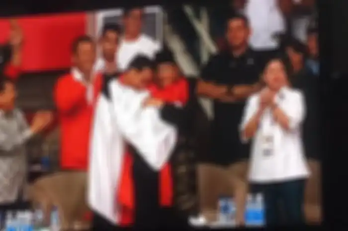 Pelukan Hanifan kepada Jokowi dan Prabowo menyiratkan kesejukan di tengah panasnya suhu politik menjelang Pilpres 2019.