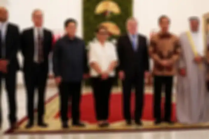 Presiden Jokowi berfoto bersama Ketua IOC dan OCA usai memberikan keterangan pers Istana Kepresidenan Bogor, Jawa Barat (1/9/2018)