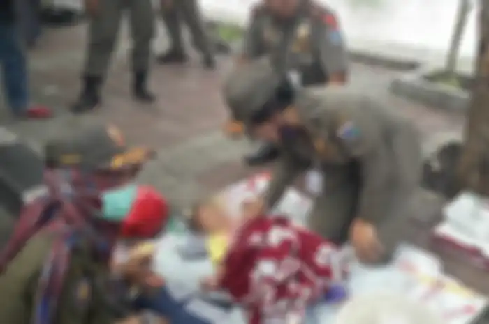 Razia Satpol PP di Jakarta Utara menyisakan kisah yang unik. Pasalnya, seorang ibu kabur ketakutan dan meninggalkan dua anaknya yang sedang tidur