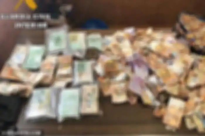 Secara tidak sengaja pengendara motor temukan sejumlah uang senilai Rp3,8 milliar, selanjutnya ia melaporkannya pada petugas.