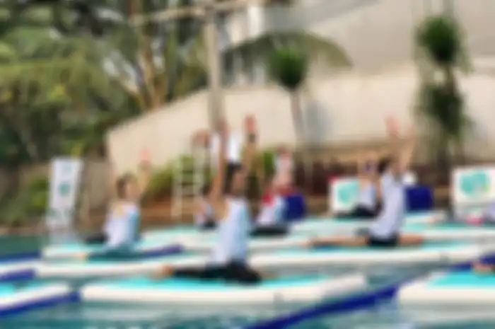 Nggak Berat, Floating Yoga Bikin Olahraga Jadi Tambah Bahagia!