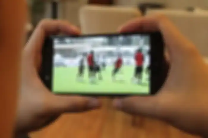 Ilustrasi Nonton TV di Hape