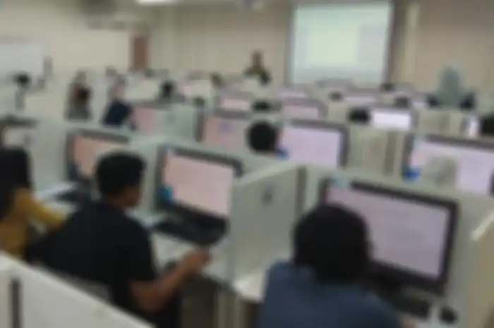 Para peserta ujian SBMPTN berbasis komputer (UTBK) di salah satu panitia lokal Jakarta Kampus UI Dep