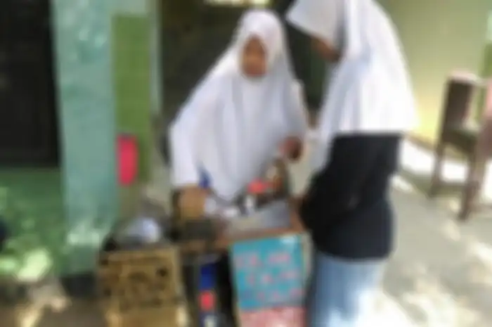 Ida Berjualan Cilok Untuk Biaya Sekolahnya 