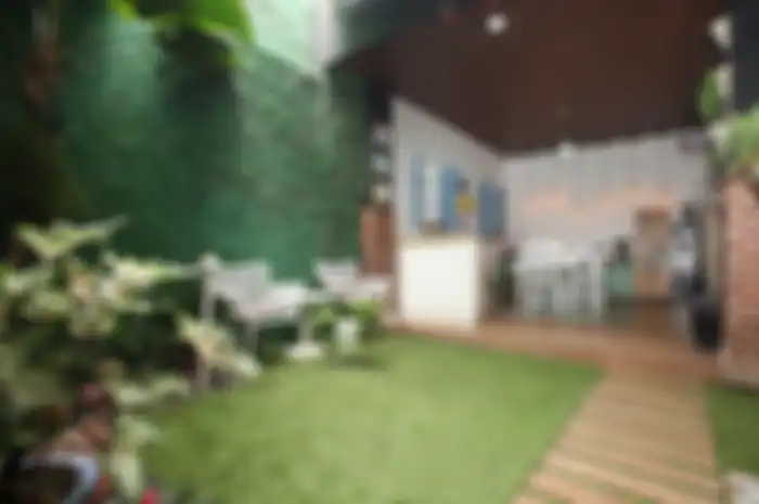Patio di ruang makan semi-terbuka di belakang rumah. 