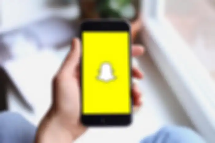 Ilustrasi Pengguna Snapchat di hape