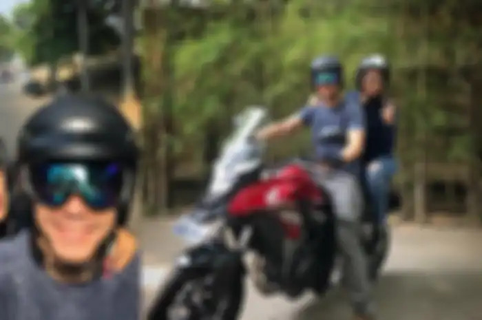 5 potret kemesraan Darius Sinathrya dan Donna Agnesia, berbagi hobi