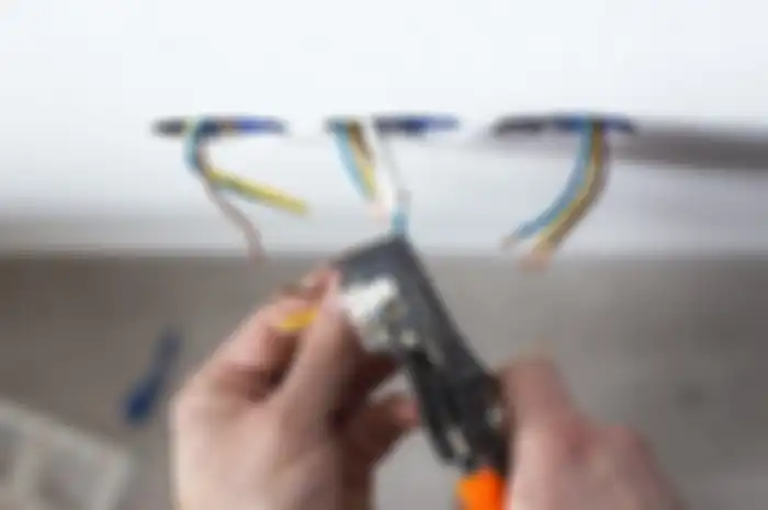 Ukuran kabel listrik harus disesuaikan dengan besarnya “amper beban”, tetapi juga harus sesuai dengan kapasitas pengaman MCB yang digunakan. 
