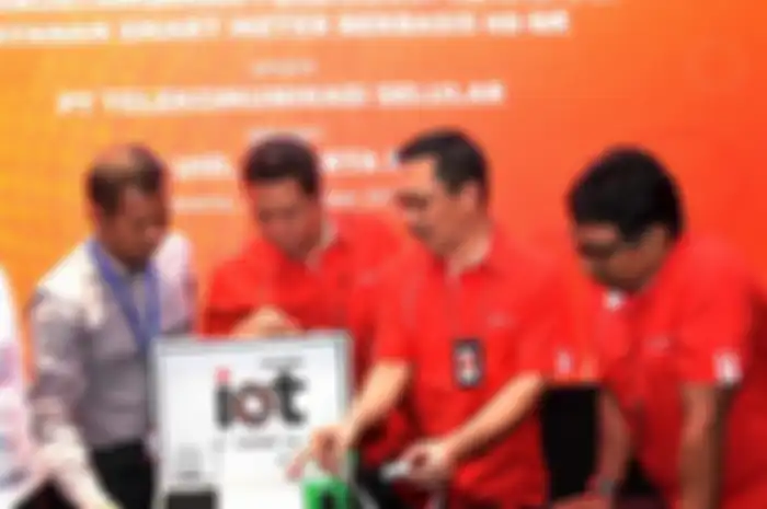 Senior Manager Distribusi PLN UID Jakarta Raya Faisol, VP Internet of Things Telkomsel Adiwinahyu B Sigit, VP Corporate Account Management Telkomsel Primadi K Putra dan Team Leader LOB (Line of Business) Utilities, Energy & Mining Services Telkomsel Reyhan saat Penandatanganan Perjanjian Kerjasama Layanan Smart Meter Berbasis NB-IOT di Jakarta, Selasa (30/10)