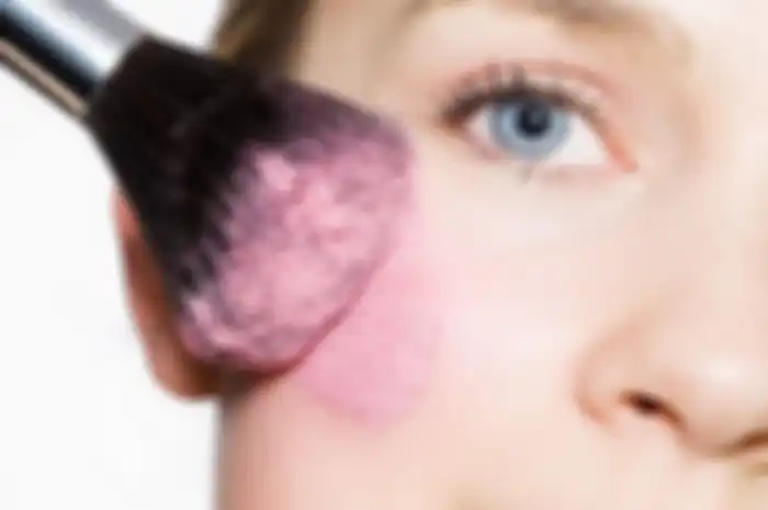 memakai blush on pink