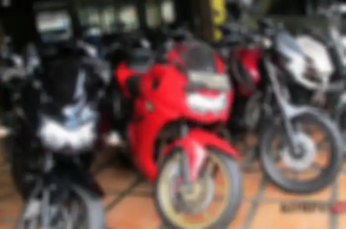 Deretan sepeda motor bekas yang di Duta Motor, Senin (9/6/2014). 