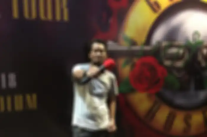 Angga Rino, cowok beruntung yang dapat mic Axl Rose di konser Guns N' Roses Jakarta