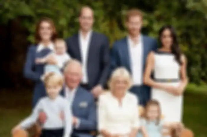 Kisah keluarga kecil ini pun terpublikasikan dalam foto keluarga menyambut ulang tahun ke-70 Pangeran Charles.
