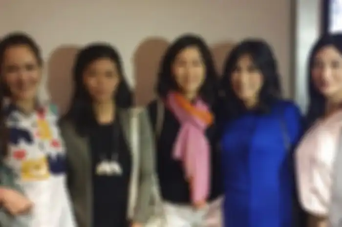 Penampilan Veronica Tan saat menonton film A Man Called Ahok