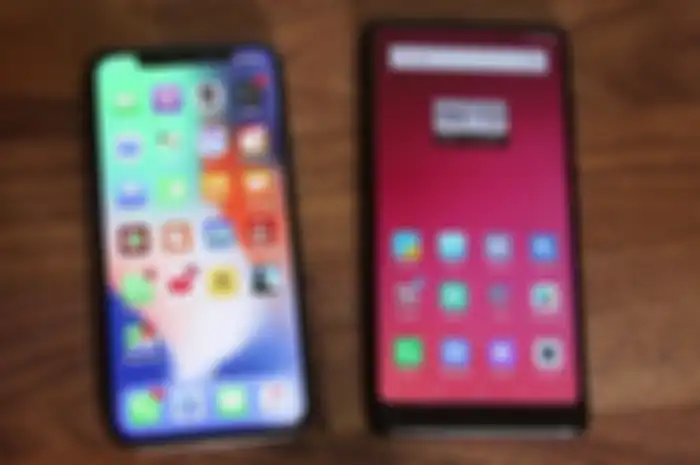 Ponsel iPhone dan Xiaomi