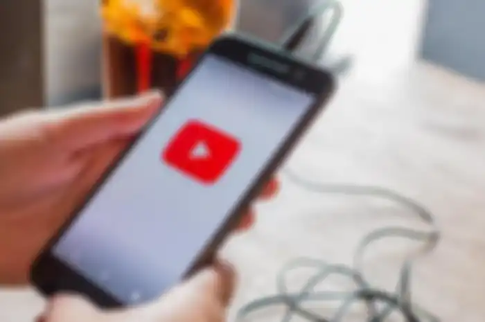 Terapkan Cara ini Biar Hape Nggak Gampang Lowbat Saat Nonton Youtube