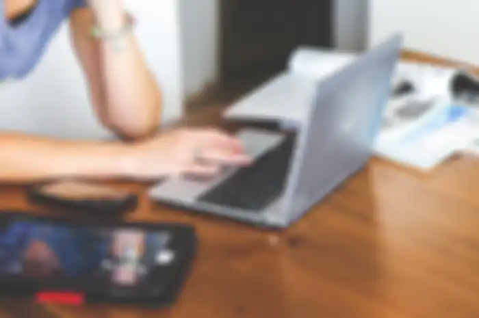 ilutrasi menggunakan laptop 