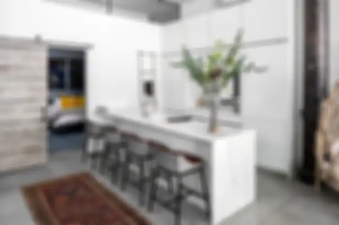 Untuk menghemat ruang, pintu ruang tidur bisa didesain berupa pintu geser.