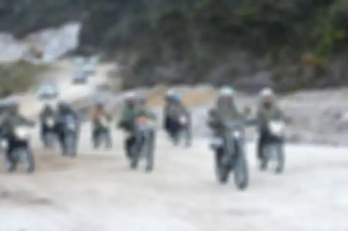 Presiden Jokowi kendarai motor trail saat melintasi jalur Trans Papua.