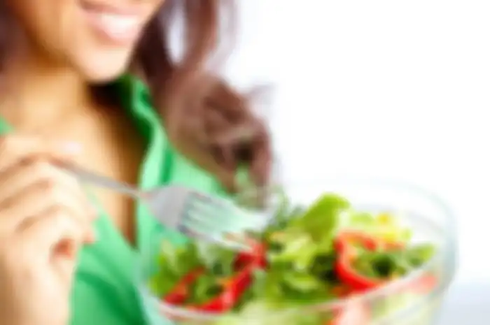 Berbicara mengenai cara menurunkan berat badan, pasti pikiran kita tertuju pada diet. Yah, ada banyak pola diet yang diklaim ampuh.