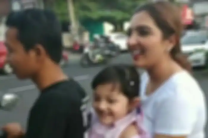 Ashanty asyik naik motor bersama anaknya keliling Bali.