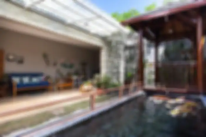 Kolam diletakkan di area gazebo menjadi tempat bersantai yang nyaman. 