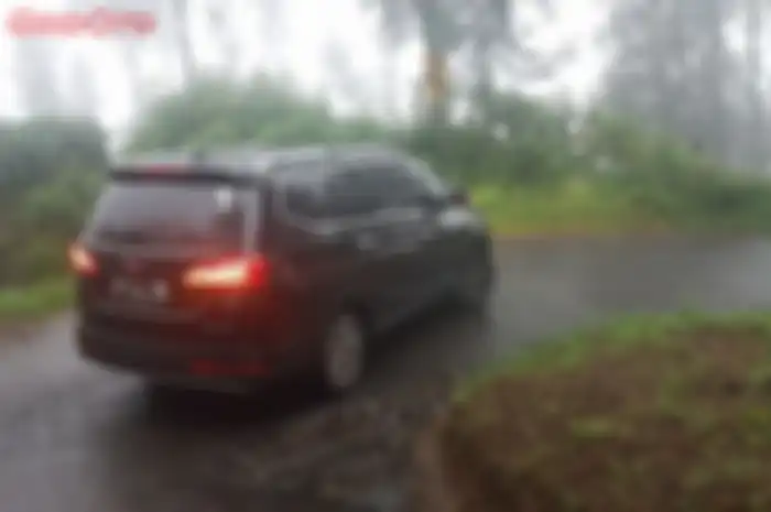 Ilustrasi mobil melewati tikungan