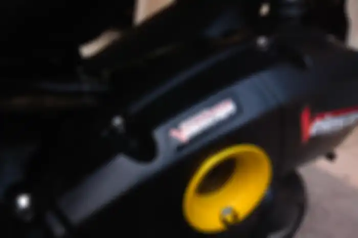 Veloscope asli dengan emblem timbul terpasang di motor
