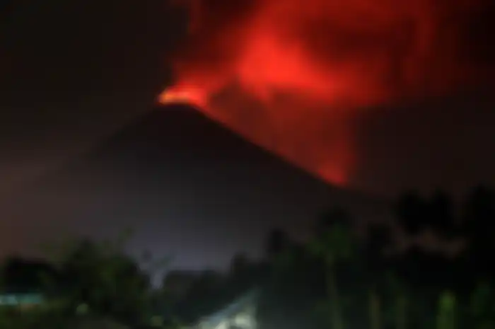 Pijaran api dan abu vulkanik tampak di puncak Gunung Soputan terpantau dari Desa Silian Tiga, Kecamatan Tombatu, Kabupaten Minahasa Tenggara, Sulawesi Utara, Minggu (16/12/2018). Teramati erupsi Gunung Soputan kali ini mengeuarkan abu vulkanik dengan kolong letusan setinggi 1500 meter diatas puncak dengan ketinggian 8.809 Mdpl. Tribun Manado/Andreas Ruauw