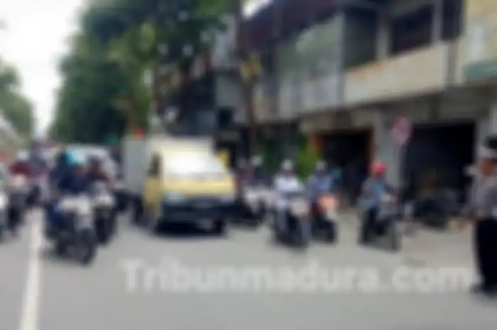 Warga Kota Pamekasan bingung saat lampu APILL digeser