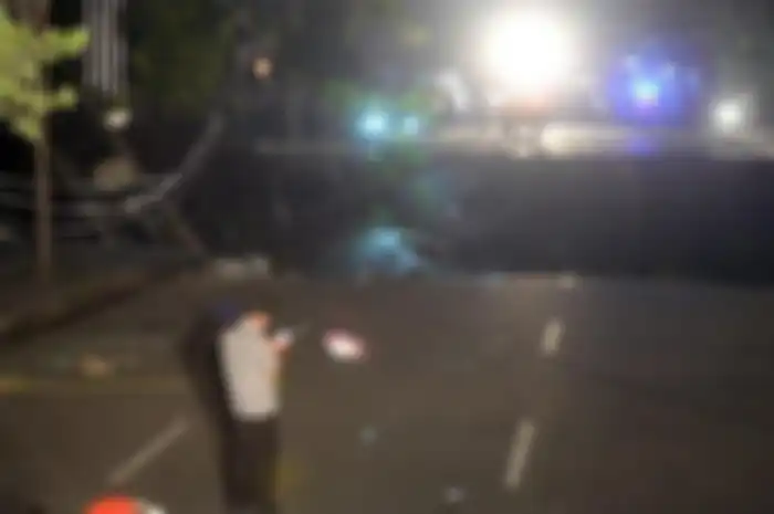 Jalan Raya Gubeng yang ambles pada Selasa (18/12/2018) malam