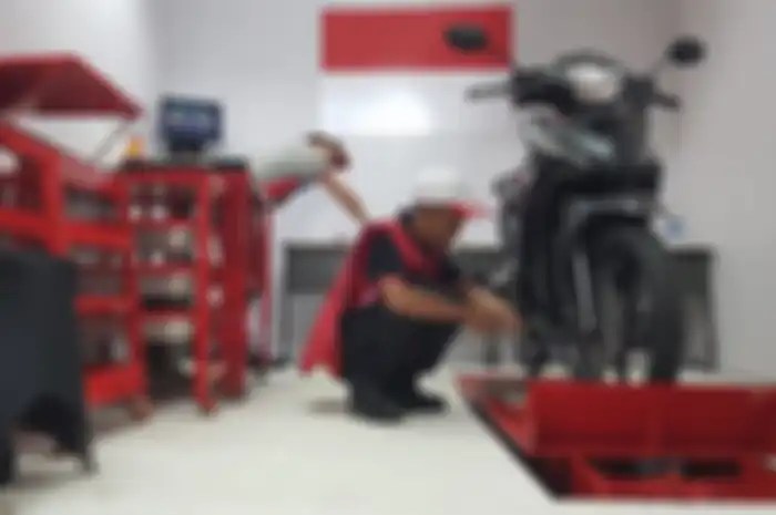 Empat teknisi berprestasi dari bengkel resmi sepeda motor Honda (AHASS) di berbagai daerah bersaing 