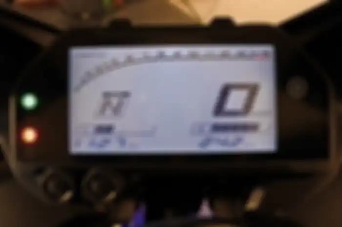 Spidometer Yamaha New R25, Berapa jarak yang bisa ditempuh saat indikator bensin motor mulai berkedip?
