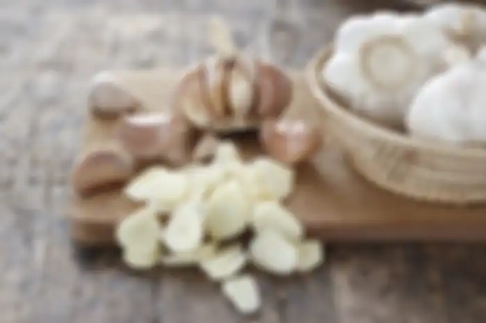Menurut ahli kesehatan dan nutrisi, makan bawang putih mentah di pagi hari dalam keadaan perut kosong bisa sangat bermanfaat bagi kesehatan tubuh.