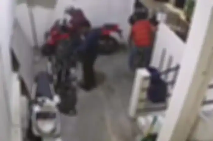 Maling bawa kabur dua motor sekaligus.
