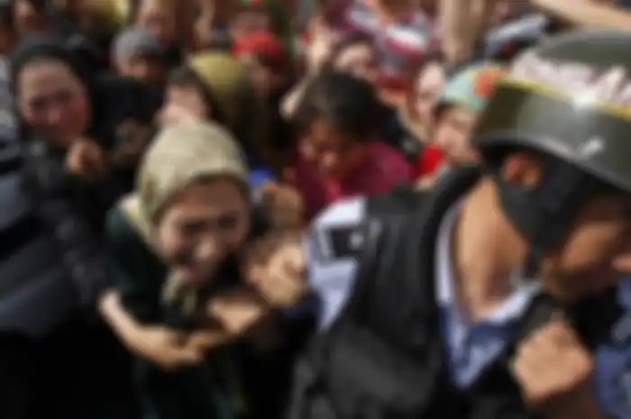 Aksi kekerasan polisi China terhadap muslim Uighur.