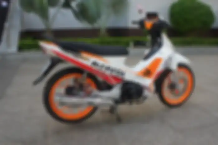 Uniknya, warna utama di Supra X ini bukan oranye tapi putih