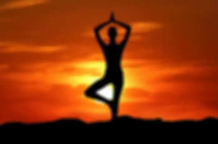 Ketika Anda mulai berlatih yoga secara teratur, Anda mulai menikmati manfaat kesehatan yang tak terhitung jumlahnya.