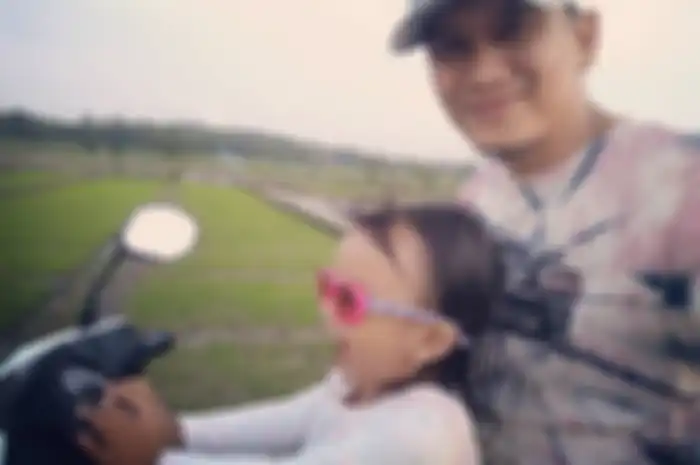 Bani Seventeen bersama puterinya naik motor 
