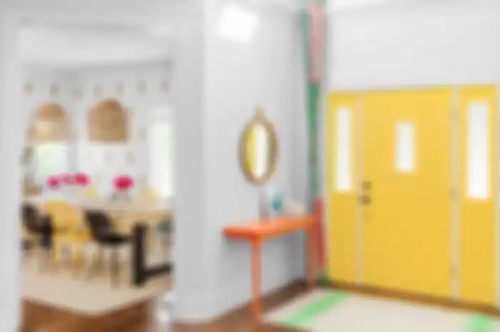 Sentuhan kuning pada area pintu utama