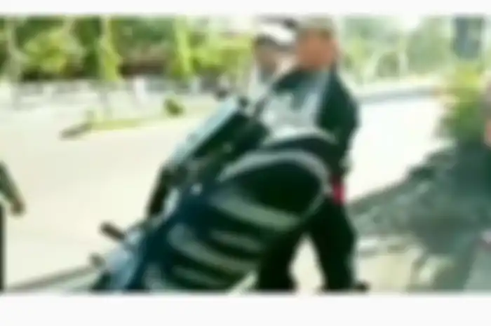 Pemotor kusut, banting motor saat ketilang