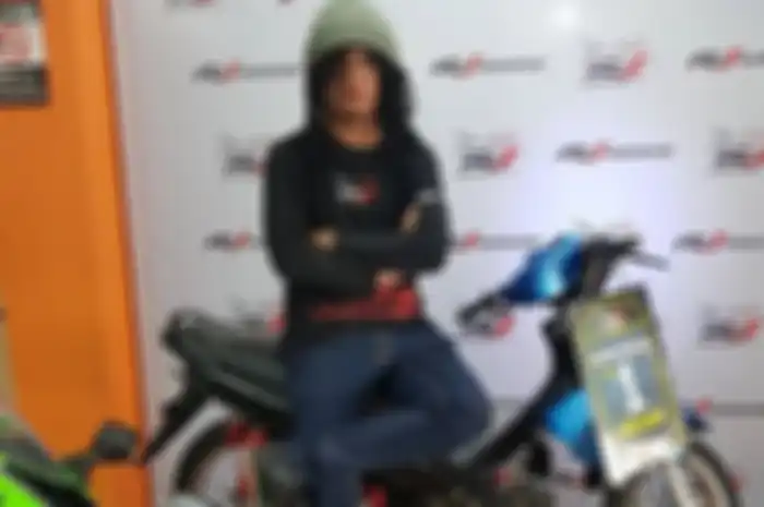 Maell Lee bersama Kodrat motor Suzuki Smash